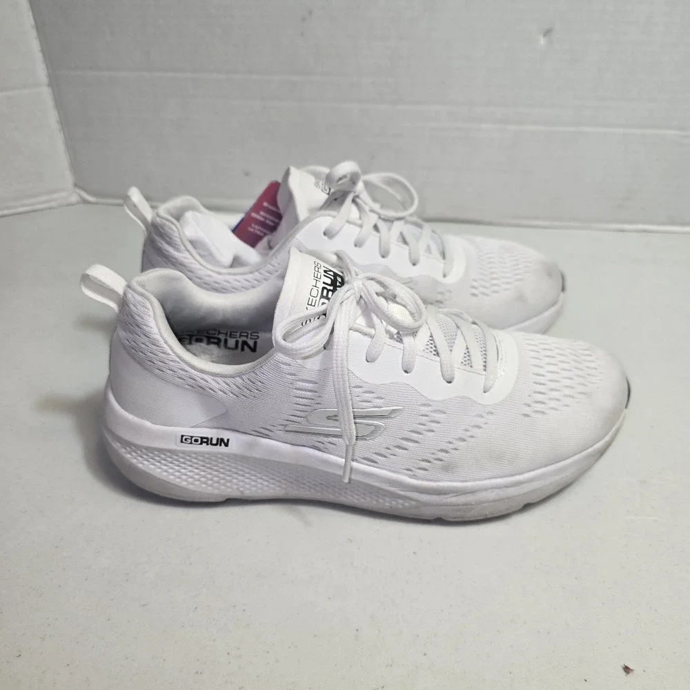 Skechers Max Cushioning White Running Shoes Women's Size 8 (128262)